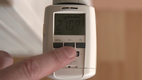 Ein digitales Thermostat an einer Heizung zeigt eine Raumtemperatur von 21 Grad Celsius an. Auf diese Weise lässt sich Energie sparen. (Foto: SWR)