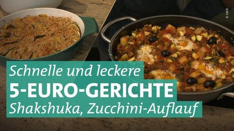 Zucchini-Auflauf und Shakshuka in einer Auflaufform bzw. einer Pfanne auf dem Kochfeld einer Küche. Rezepte bei Marktcheck. (Foto: SWR)