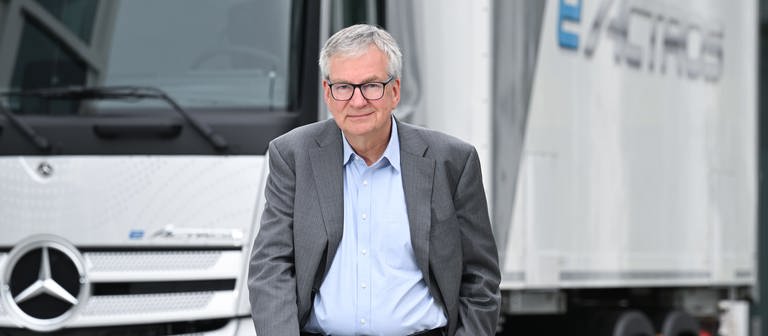 Martin Daum, der Vorstandsvorsitzende des Nutzfahrzeugherstellers Daimler Truck, steht vor der Firmenzentrale bei Stuttgart vor einem eActros Lastwagen. (Foto: dpa Bildfunk, picture alliance/dpa | Bernd Weißbrod)