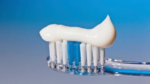 Auf einer Zahnbürste ist weiße Zahnpasta. Auch in Zahnpasta kann Titandioxid enthalten sein.  (Foto: Colourbox)