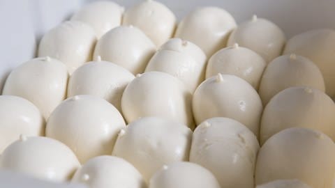 In einer Plastikwanne liegen viele Bälle Mozzarella, in denen Titandioxid jetzt verboten ist.  (Foto: Colourbox)