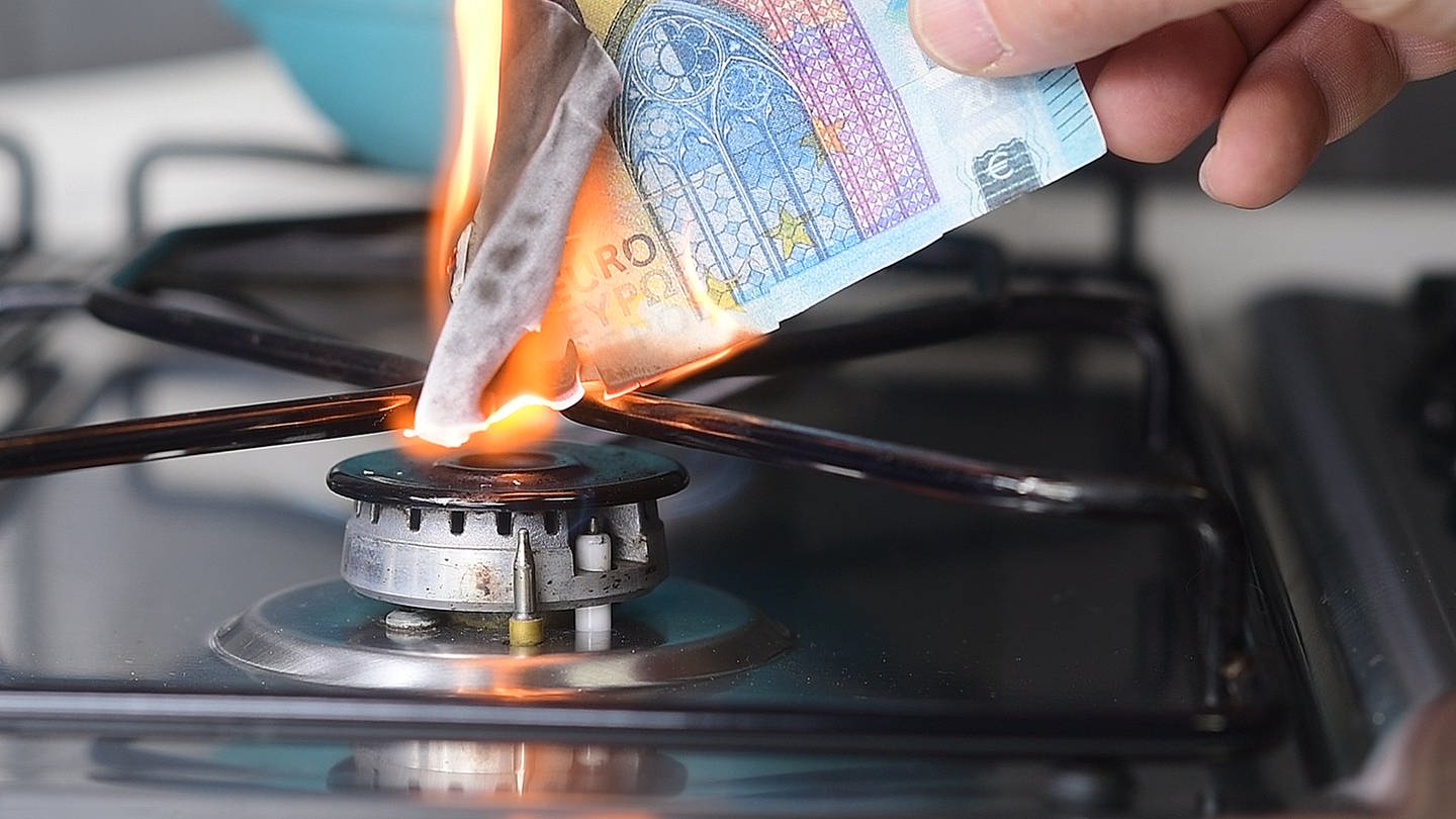 Hand hält brennende Euro-Geldscheine an Gasflamme. Welche Rechte haben Verbraucher angesichts steigender Gas- und Strompreise gegenüber den Versorgern? (Foto: Colourbox)