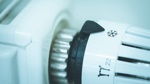 Thermostat einer Heizung steht auf Aus (Foto: Colourbox)