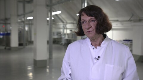 Toxikologin Dr. Marike Kolossa, Umweltbundesamt (UBA), in einer Fabrikhalle mit einem Kittel. (Foto: SWR)