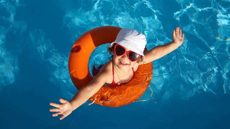 Kind in einem Schwimmreifen mit Hut und Sonnenbrille (Foto: Colourbox, SWR)
