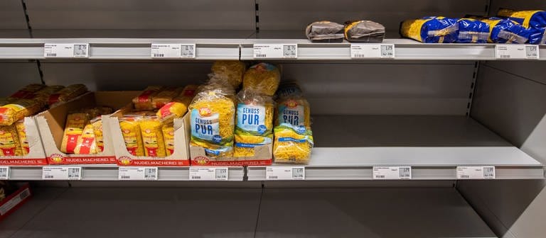 Ein fast leeres Regal mit Nudeln in einem Supermarkt. (Foto: dpa Bildfunk, picture alliance/dpa/dpa-Zentralbild | Robert Michael)