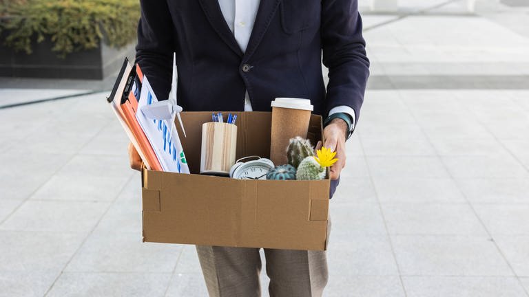 Ein gekündigter Mitarbeiter hat seine persönlichen Sachen zusammengepackt. (Foto: IMAGO, IMAGO Bildnummer: 0192743633)