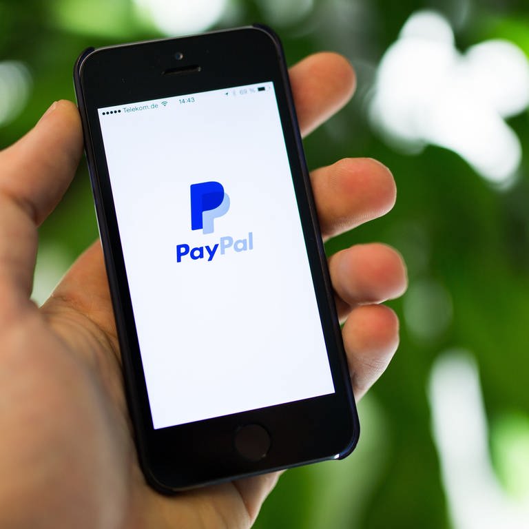 PayPal-Logo auf Smartphone. Betrüger und Hacker nutzen Sicherheitslücken und den Käuferschutz aus. (Foto: dpa Bildfunk, Lukas Schulze)