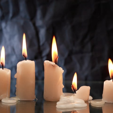 Kerzen brennen und Wachs fließt auf den Tisch: Wachsflecken entfernen - mit Kälte oder mit Wärme? (Foto: Colourbox)
