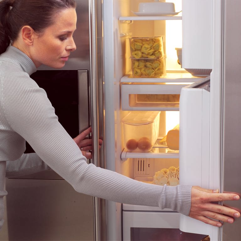 Eine Frau öffnet einen Kühlschrank; Strom, Stromsparen, Haushaltsgeräte (Foto: Colourbox)