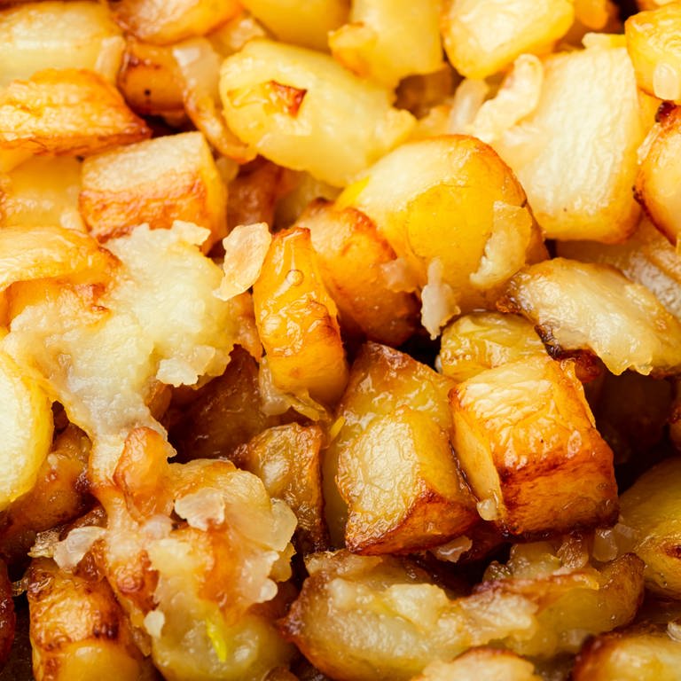 Nahaufnahme von goldbraun gebackenen Ofenkartoffeln. (Foto: Colourbox)
