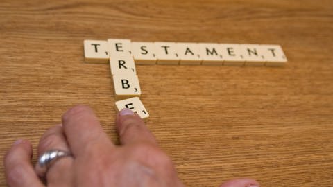 Aus Scrabble-Steinen wurden die Wörter "Testament" und "Erbe" gelegt. (Foto: Colourbox)