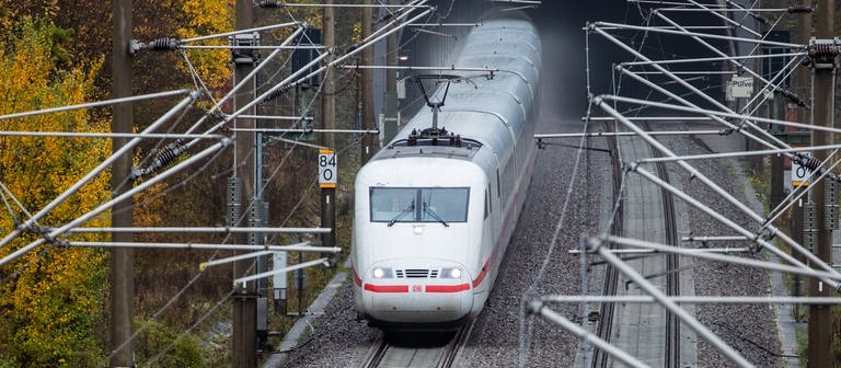 Bahnfahrer können sich ab dem Fahrplanwechsel auf neue Verbindungen und Züge freuen. (Foto: dpa Bildfunk, picture alliance/dpa | Christoph Schmidt)