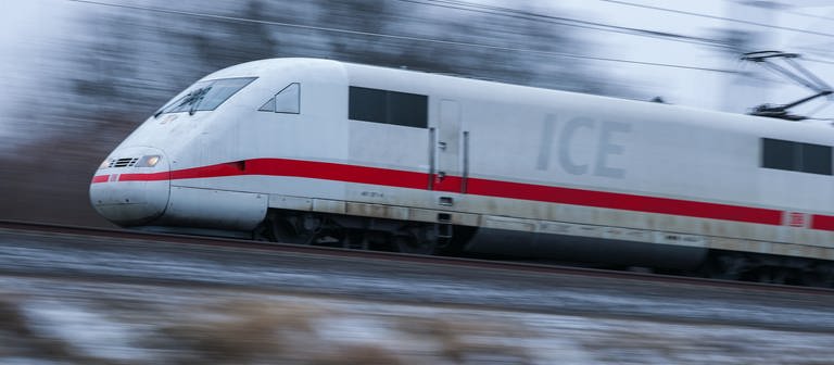 Ein ICE 1 (ICE 1008 München - Berlin) fährt auf freier Strecke. (Foto: dpa Bildfunk, picture alliance/dpa/dpa-Zentralbild | Jan Woitas)