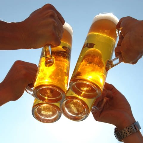 Vier Personen stoßen mit vier Gläsern Bier an, aufgenommen am 21.04.2009 in Leipzig (Sachsen).  (Foto: dpa Bildfunk, Picture Alliance)