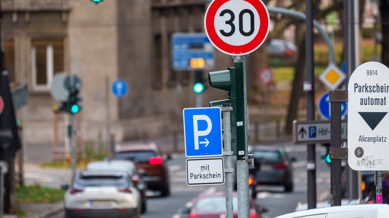 Ein Tempo-30-Schild steht in der Mainzer Innenstadt. (Foto: dpa Bildfunk, picture alliance/dpa | Andreas Arnold)