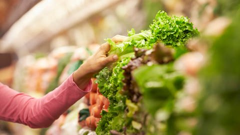 Gemüseregal im Supermarkt (Foto: IMAGO, IMAGO / Shotshop)