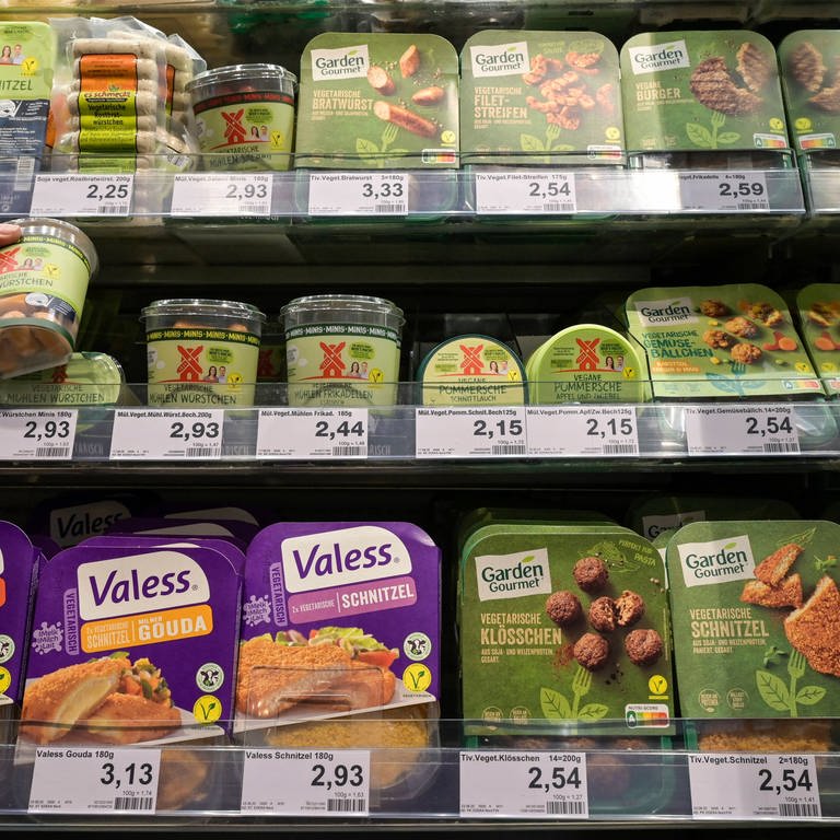 Ein Supermarktregal mit Fleischersatzprodukten. (Foto: IMAGO, IMAGO / Joerg Boethling)