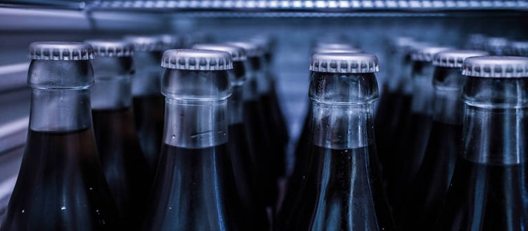 Coca-Cola-Flaschenhälse im Kühlschrank (Foto: IMAGO, IMAGO / Michael Eichhammer)