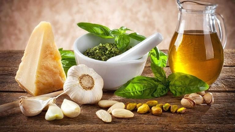 Zutaten für Pesto Genovese: Basilikum, Olivenöl, Pinienkerne, Knoblauch, Parmesan (Foto: © Colourbox.de -)