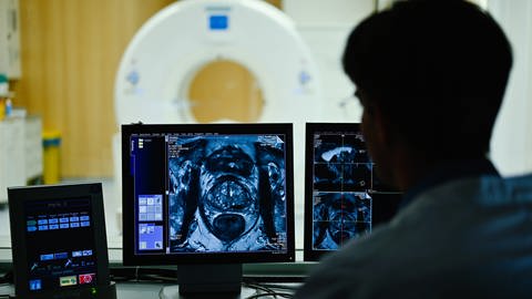 Ein Mitarbeiter betrachtet in einem Kontrollraum das Querschnittsbild einer Prostata. Gutartige Prostatavergrößerung: So kann man sie behandeln (Foto: dpa Bildfunk, Picture Alliance Uwe Anspach)
