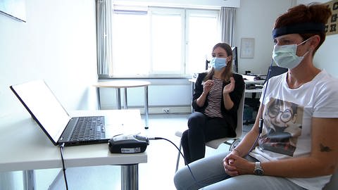 Psychotherapeutin Elena Böbel, SRH Klinik Karlsbad, arbeitet mit einer Patientin mit Biofeedback. (Foto: SWR, SWR Marktcheck)