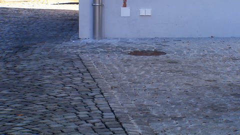 Eine gepflasterte Straße in Österreich. Wer auf Privatgrundstücken wendet, riskiert wegen Besitzstörung eine teure Unterlassungsklage. (Foto: SWR)