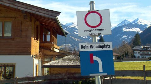 Ein Warnschild in Österreich: Kein Wendeplatz. Wer mit dem Auto auf Privatgrund wendet oder gar parkt, riskiert eine teure Unterlassungsklage. (Foto: SWR)
