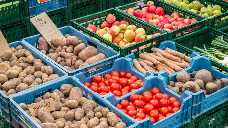 Gemüse auf dem Markt: Frisches Obst und Gemüse helfen, auch Alzheimer-Demenz vorzubeugen. (Foto: Colourbox)