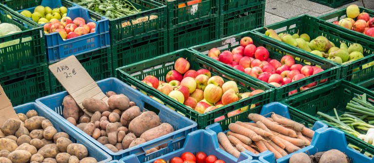 Gemüse auf dem Markt: Frisches Obst und Gemüse helfen, auch Alzheimer-Demenz vorzubeugen. (Foto: Colourbox)