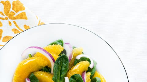 Zu sehen ist ein Salat mit Rucola, Orangen und Zwiebeln. (Foto: Colourbox)
