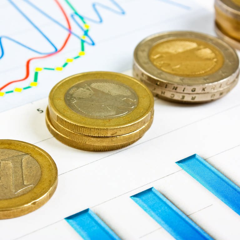 Euromünzen und Diagramme: Die Inflationsrate sinkt, aber wie lange noch? (Foto: Colourbox, Colourbox)