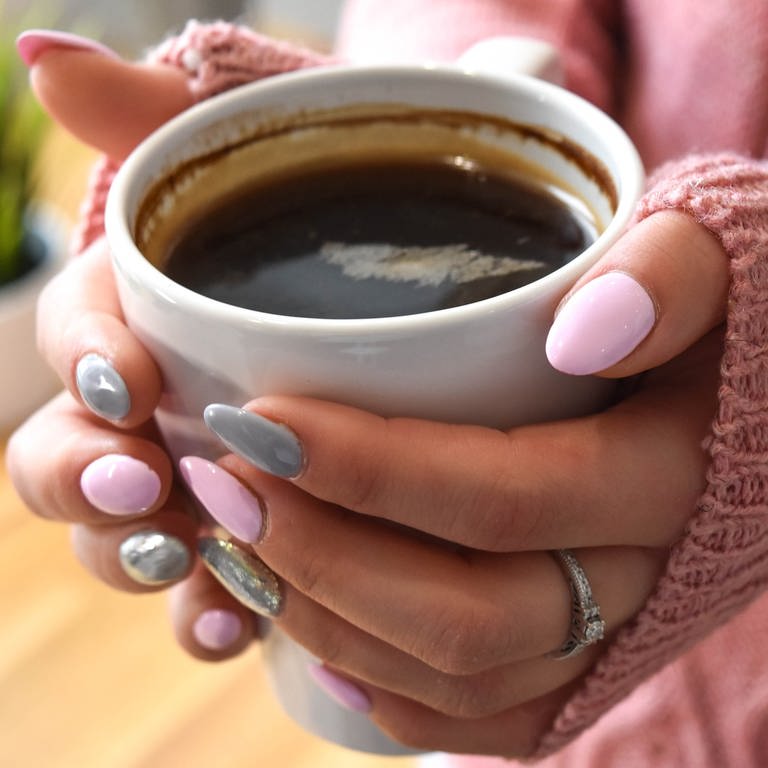 Wie gefährlich ist zu viel Kaffee? Frau hält eine Tasse Kaffee in der Hand. (Foto: Pixabay/Alehandra)