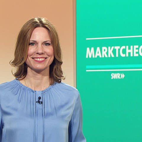 Moderatorin Hendrike Brenninkmeyer am 25. April 2023 im Marktcheck-Studio, ihre Themen sind: Tipps zum Goldverkauf, Anti-Schimmelsprays im Test, Gesundheit und Spargel, Gemüsereste nachwachsen lassen. (Foto: SWR)
