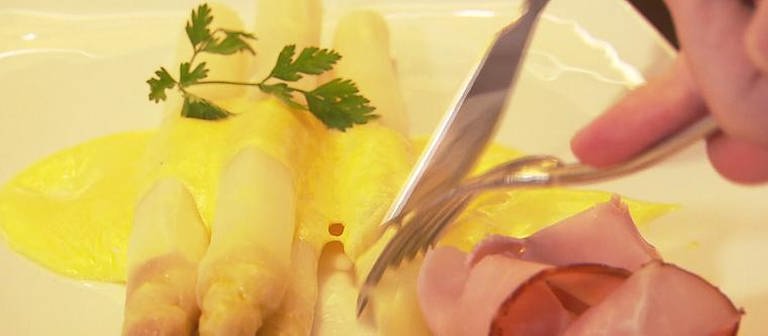 Eine selbstgemachte Sauce Hollandaise passt als Soße perfekt zu Spargel. In der klassischen französischen Küche wird sie auch zu Fisch und Meeresfrüchten serviert. Mit dem Trick unseres Küchenchefs ist diese Sauce Hollandaise einfach und gelingt garantiert. (Foto: SWR, SWR )