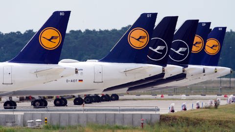 Flugzeuge der Fluggesellschaft Lufthansa stehen am Rand des Rollfeldes nebeneinander. (Foto: dpa Bildfunk, picture alliance/dpa/dpa-Zentralbild | Soeren Stache)