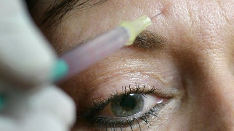 Arzt spritzt einer Frau Botox in die Stirn (Foto: dpa Bildfunk, Picture Alliance)