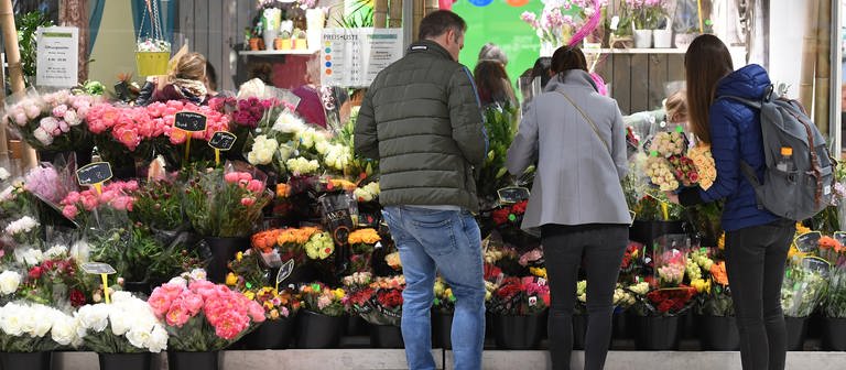 Menschen suchen als Geschenk für den Muttertag. Blumen an einem Blumengeschäft außen. (Foto: picture-alliance / Reportdienste, Angelika Warmuth)
