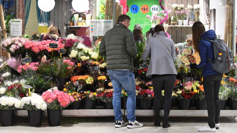 Menschen suchen als Geschenk für den Muttertag. Blumen an einem Blumengeschäft außen. (Foto: picture-alliance / Reportdienste, Angelika Warmuth)