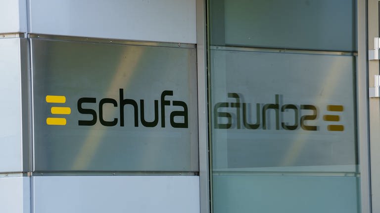 An einem Gebaäudeeingang zur Auskunftei Schufa, ist der Schufa Schriftzug und das gelbe Logo zu sehen. (Foto: dpa Bildfunk, Picture Alliance)
