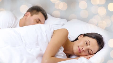 Mann und Frau schalfen im Bett (Foto: Colourbox)