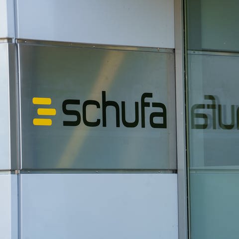An einem Gebäudeeingang zur Auskunftei Schufa ist der Schufa Schriftzug und das gelbe Logo zu sehen. (Foto: dpa Bildfunk, Picture Alliance)