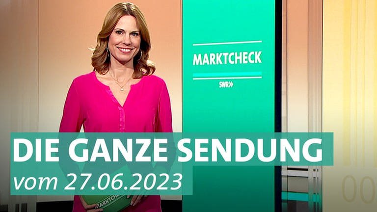 Moderatorin Hendrike Brenninkmeyer am 27. Juni 2023 im Marktcheck-Studio, ihre Themen sind: SMS-Betrug mit angeblicher Zollgebühr, BBQ-Saucen, Reiseversicherungen und günstige Gartenbewässerung. (Foto: SWR)