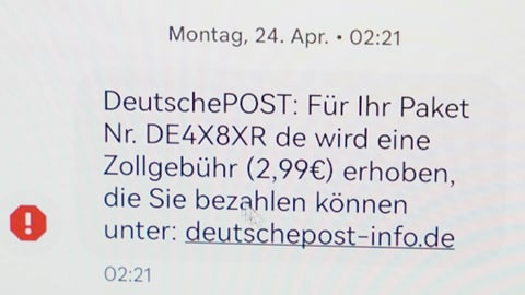 Eine Display-Nachricht mit dem Text: DeutschePOST: Für Ihr Paket Nr. DE4X8XR de wird eine Zollgebühr (2,99€) erhoben, die Sie bezahlen können unter: deutschepost-info.de (Foto: SWR)