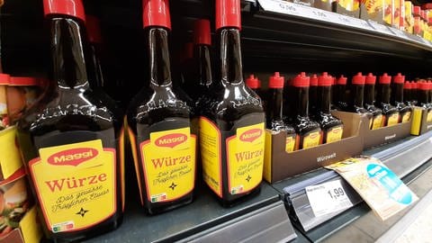 Maggi-Würze im Verkaufsregal im Supermarkt: Mit der Maggi-Soße begann der Durchbruch des Lebensmittelkonzerns (Foto: IMAGO, IMAGO / Lobeca)