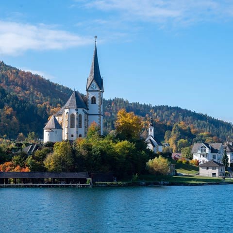 Vom Wasser aus ist die Walfahrtskirche Maria Worth am Wörthersee in der österreichischen Region Kärnten zu sehen.  (Foto: Adobe Stock)