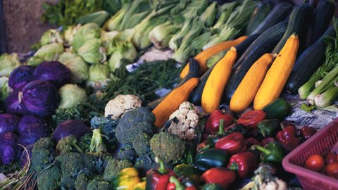 Gemüsesorten wie Brokkoli, Blumenkohl, Süßkartoffeln und Paprika. (Foto: Unsplash: Alexandr Podvalny)