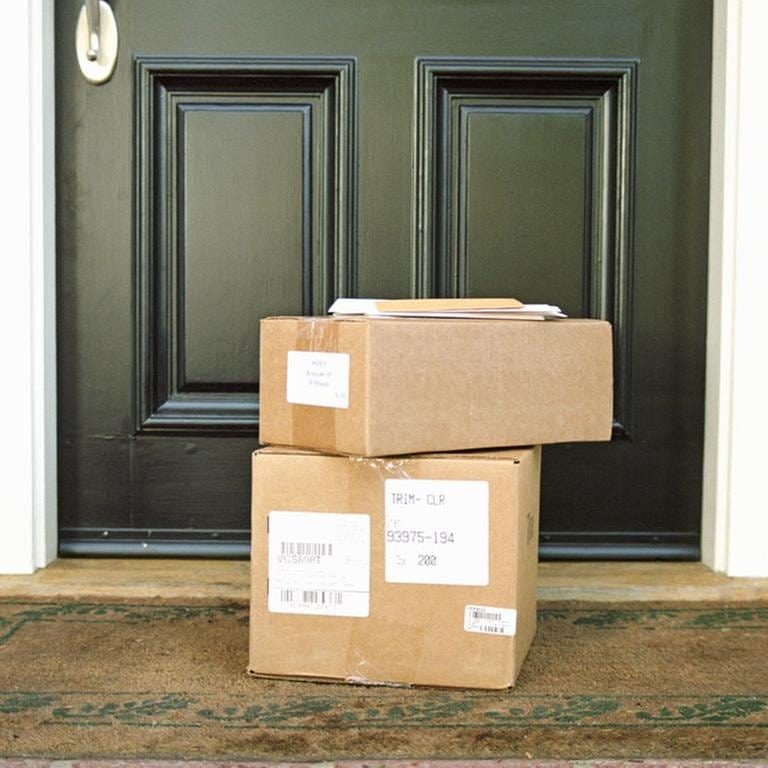 Vor einer Haustüre stehen ein Paket, das vom Paketdienst geliefert wurde.  (Foto: Getty Images, Thinkstock)