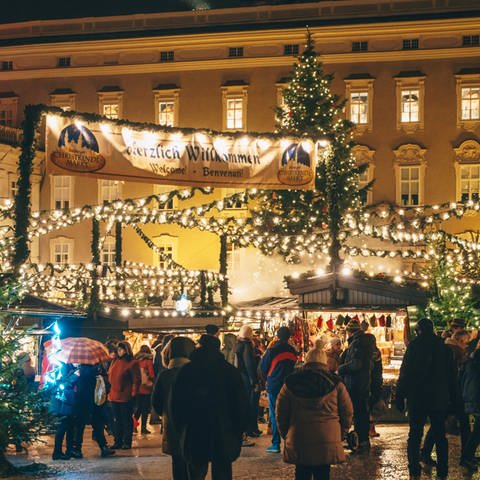 Weihnachtsmarkt, mit vielen Lichtern und Weihnachtsbaum. Diebstahl auf dem Weihnachtsmarkt: Was sind die Tricks der Taschendiebe? (Foto: Adobe Stock, Adobe Stock | Calin Stan)