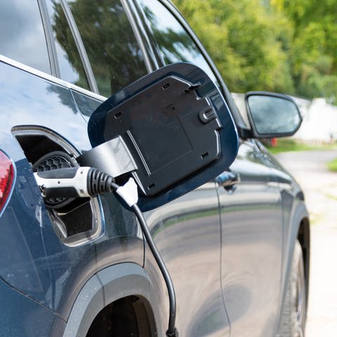 Ladekabel an Elektroauto: Ist die Reichweite von E-Autos oft geringer, als vom Hersteller angegeben? (Foto: Adobe Stock, Adobe Stock/Cookie Studio//Val's World)